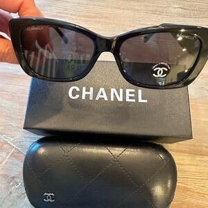 CHANEL Elegant Black Sunglasses